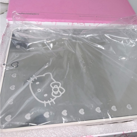 Hello Kitty Edition Touch Pro LED Makeup Mirror - Picture 5 of 7